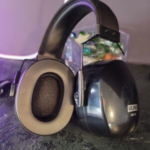 ULINE NRR 28 PROTECTIVE EARMUFFS.